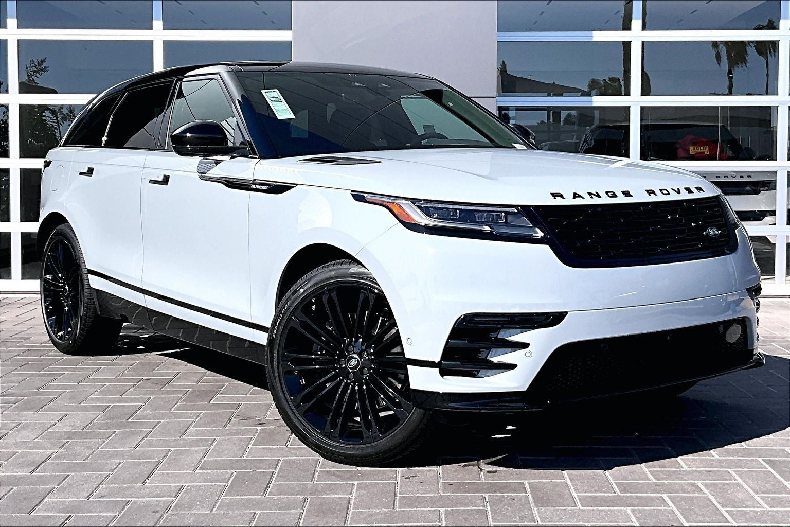 2026 Land Rover Range Rover Velar Dynamic SE