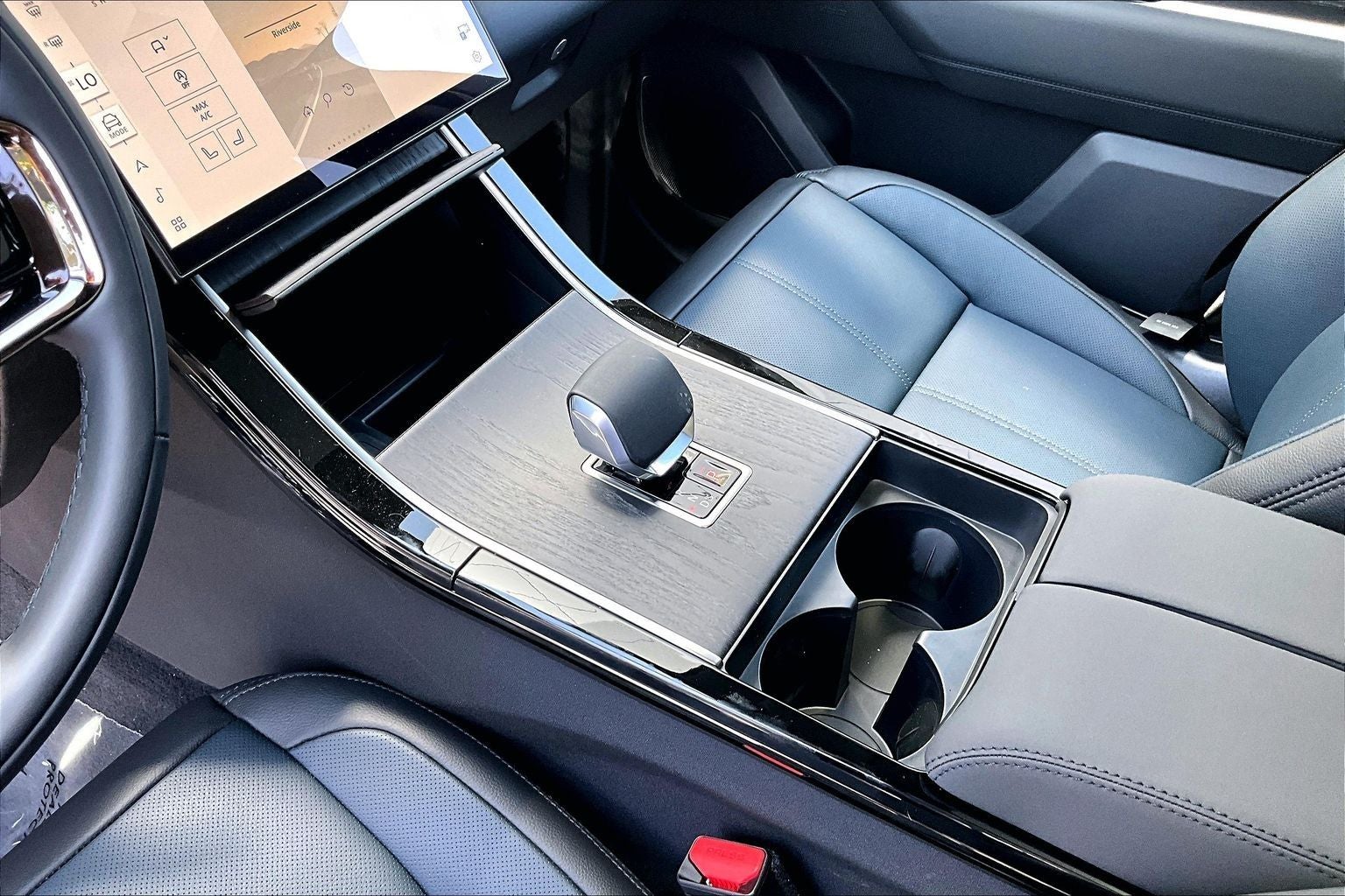 2026 Land Rover Range Rover Velar Dynamic SE