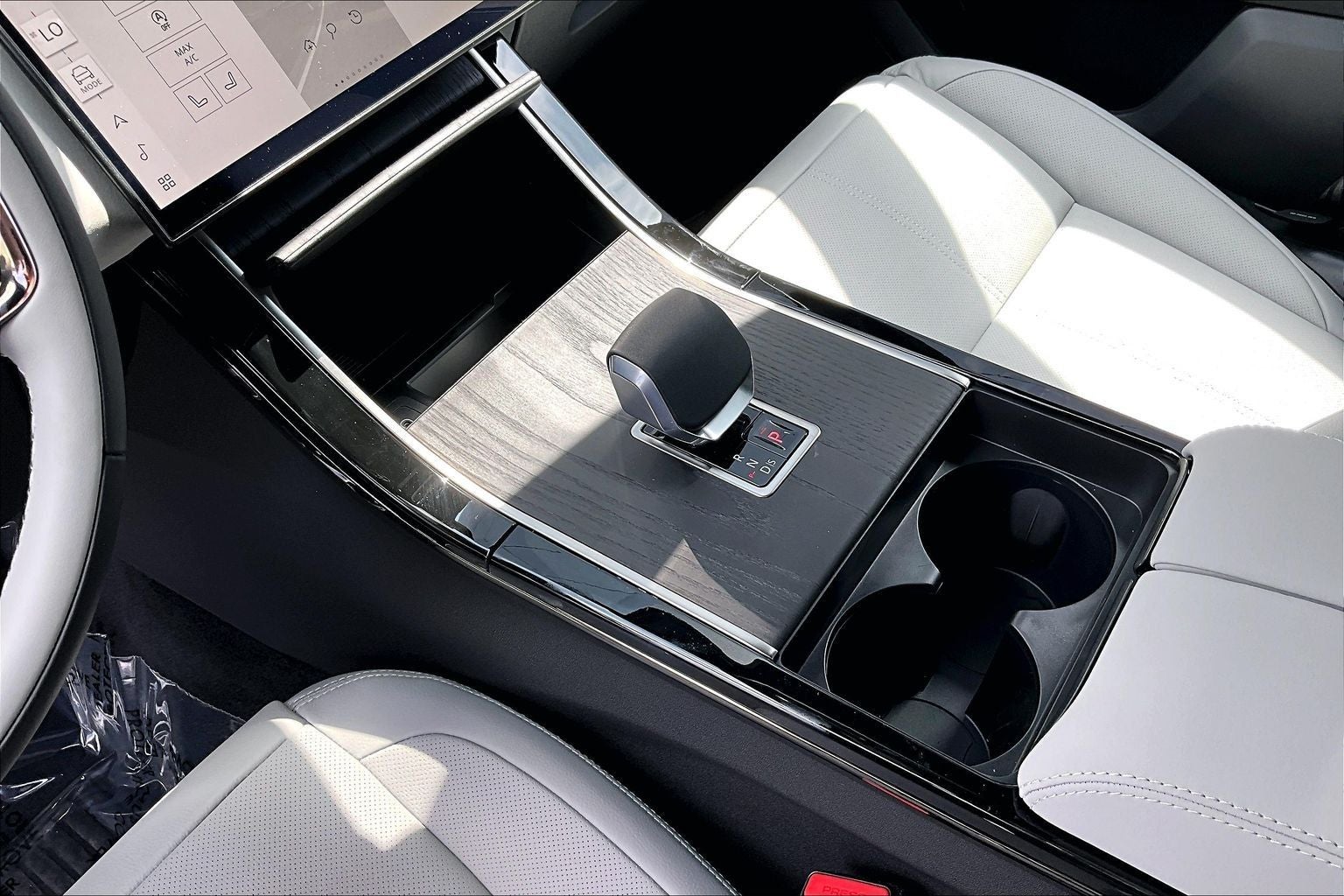 2026 Land Rover Range Rover Velar Dynamic SE