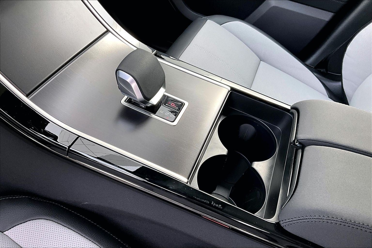 2026 Land Rover Range Rover Velar Dynamic SE