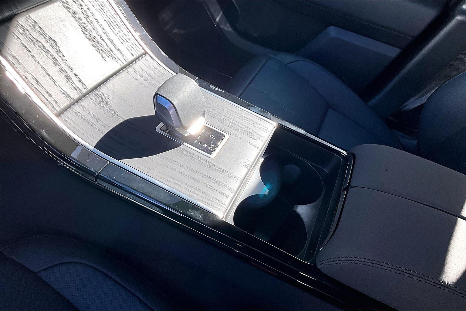 2026 Land Rover Range Rover Velar Dynamic SE