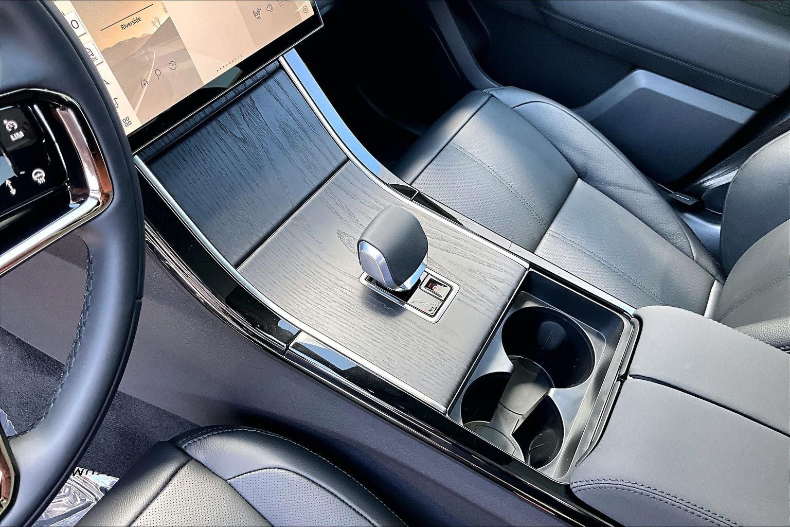 2026 Land Rover Range Rover Velar Dynamic SE