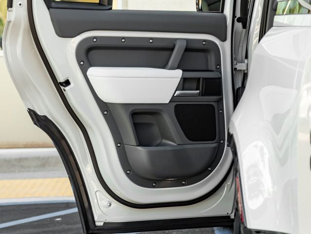 2026 Land Rover Defender 110 X-Dynamic SE