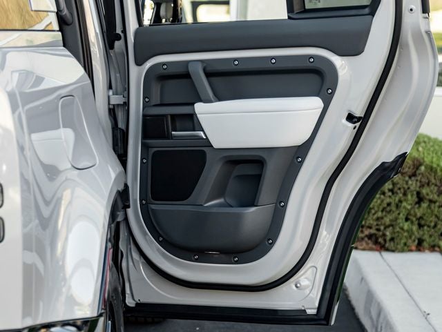 2026 Land Rover Defender 110 X-Dynamic SE