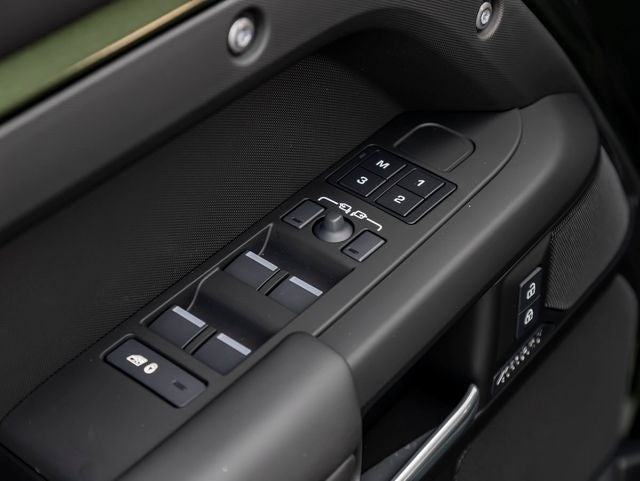 2026 Land Rover Defender 110 X-Dynamic SE