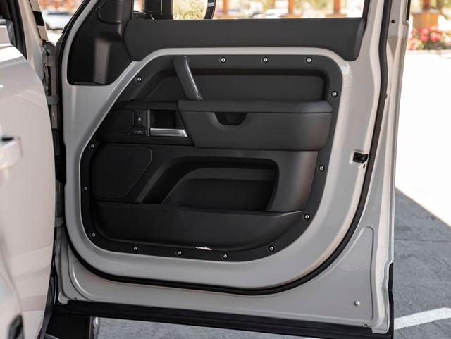 2026 Land Rover Defender 110 X-Dynamic SE