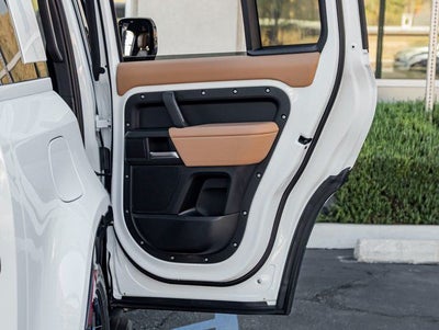 2026 Land Rover Defender 110 X-Dynamic SE