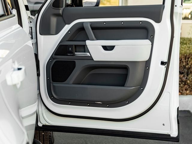 2026 Land Rover Defender 110 X-Dynamic SE