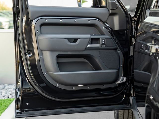 2026 Land Rover Defender 130 X-Dynamic SE