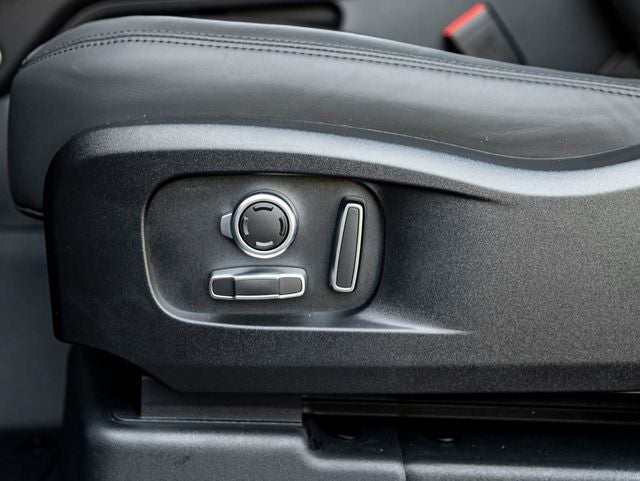 2026 Land Rover Defender 130 X-Dynamic SE