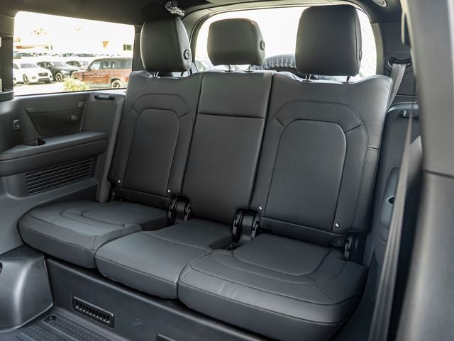2026 Land Rover Defender 130 X-Dynamic SE