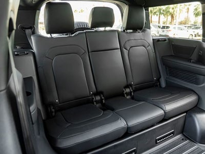 2026 Land Rover Defender 130 X-Dynamic SE