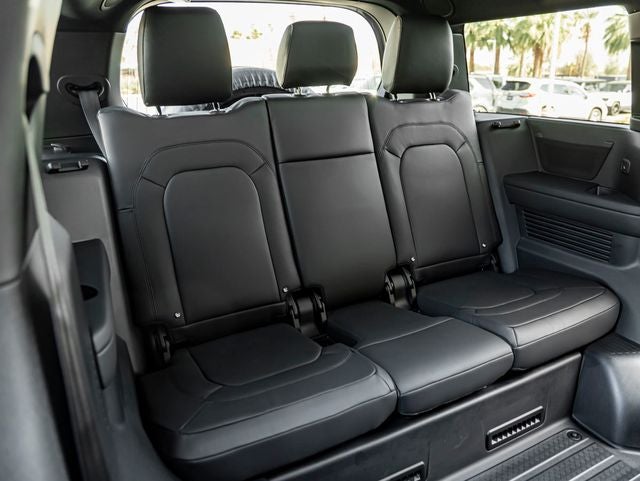 2026 Land Rover Defender 130 X-Dynamic SE