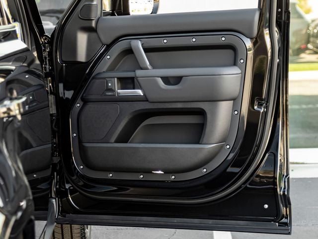 2026 Land Rover Defender 130 X-Dynamic SE