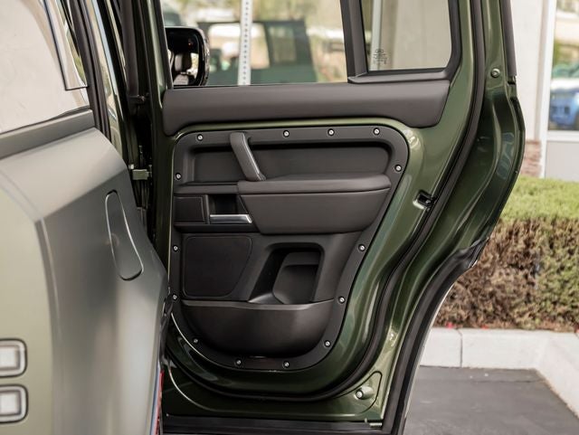 2026 Land Rover Defender 130 X-Dynamic SE