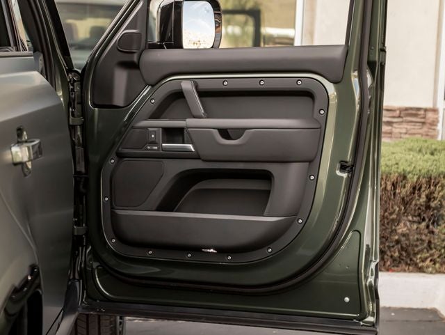 2026 Land Rover Defender 130 X-Dynamic SE