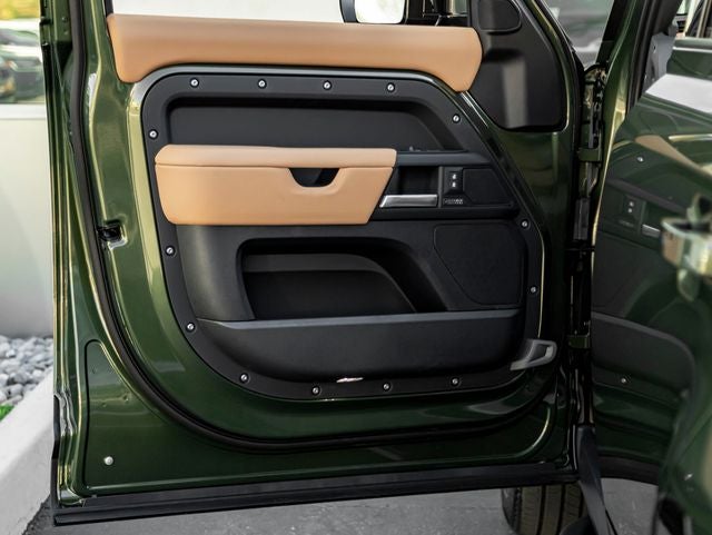 2026 Land Rover Defender 130 X-Dynamic SE