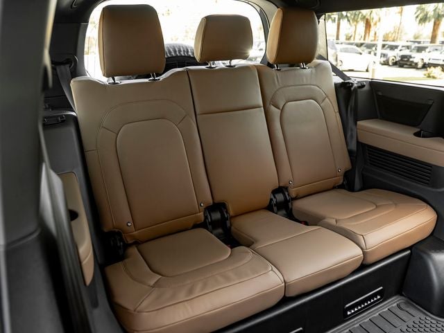 2026 Land Rover Defender 130 X-Dynamic SE