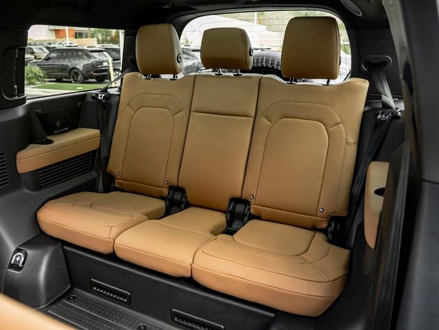2026 Land Rover Defender 130 X-Dynamic SE