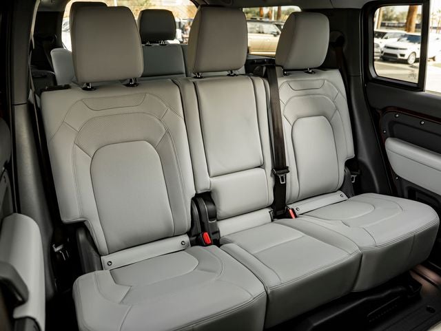 2026 Land Rover Defender 130 X-Dynamic SE