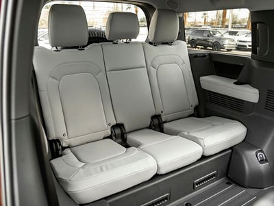 2026 Land Rover Defender 130 X-Dynamic SE
