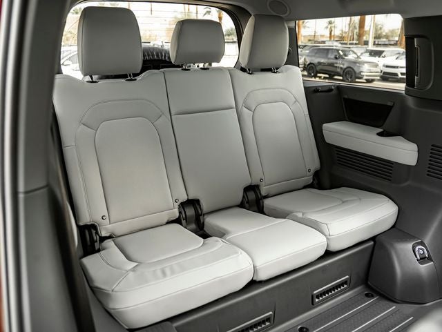 2026 Land Rover Defender 130 X-Dynamic SE