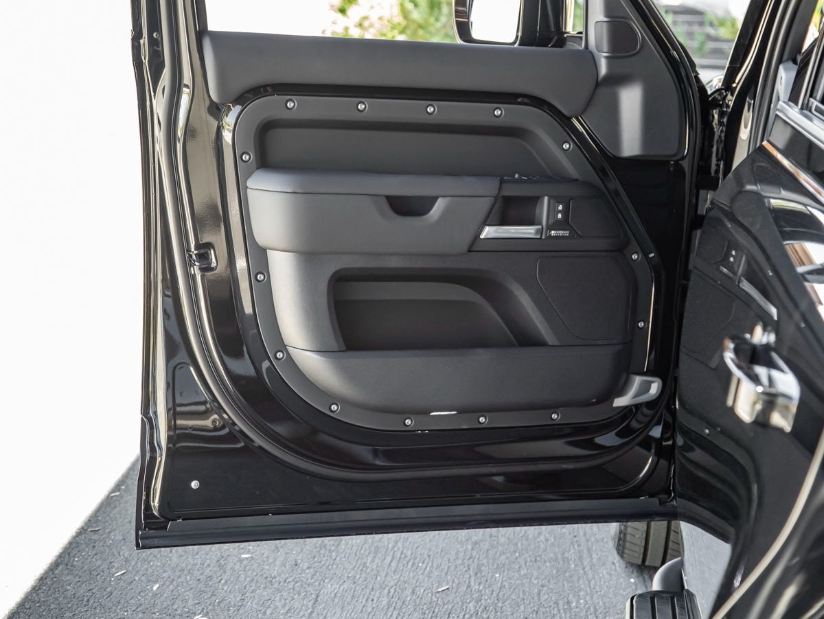 2025 Land Rover Defender 130 X-Dynamic SE