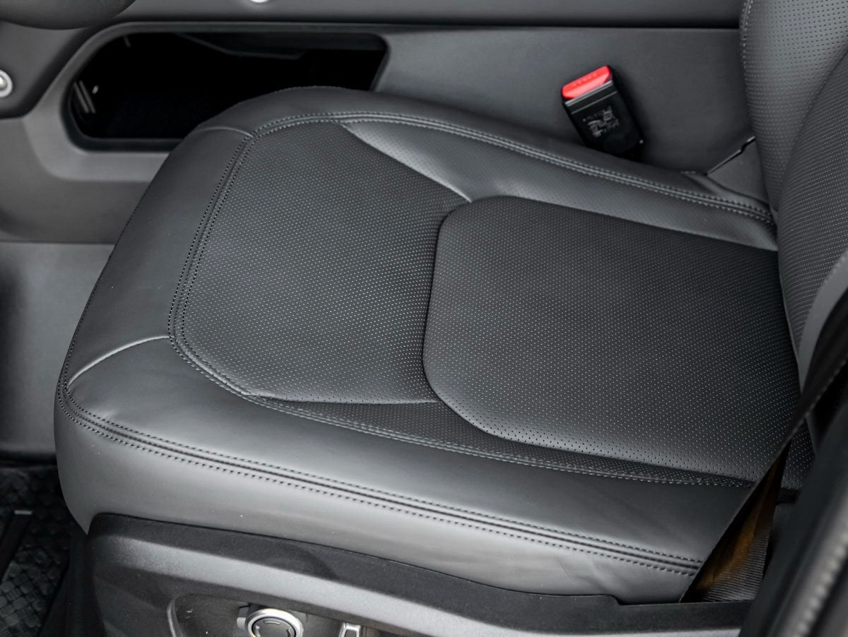 2025 Land Rover Defender 130 X-Dynamic SE