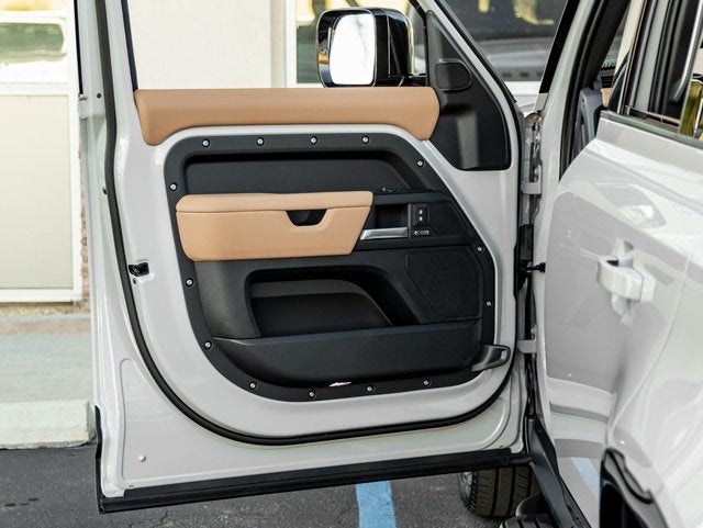 2026 Land Rover Defender 130 X-Dynamic SE