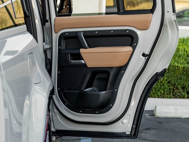 2026 Land Rover Defender 130 X-Dynamic SE