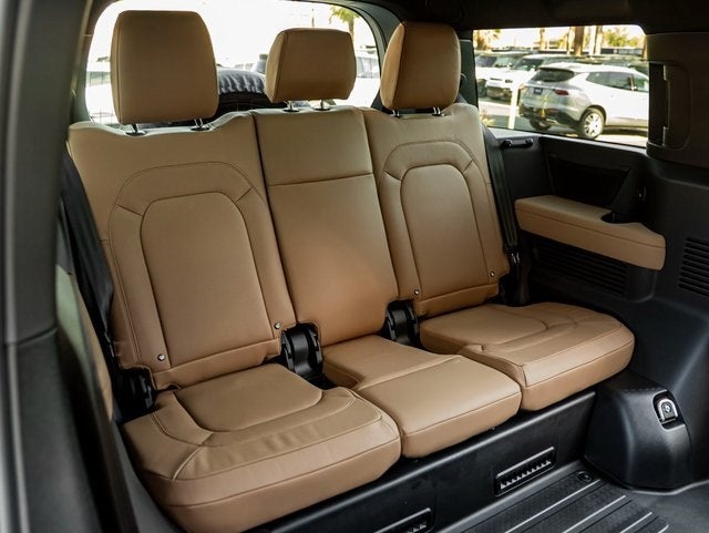 2026 Land Rover Defender 130 X-Dynamic SE