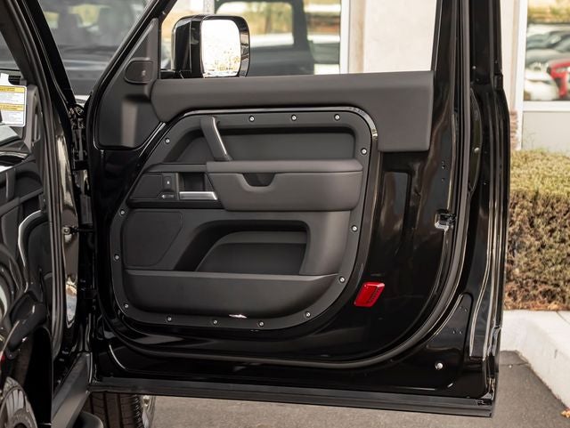 2026 Land Rover Defender 90 V8
