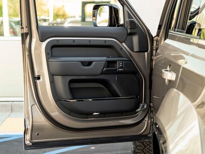 2025 Land Rover Defender 110 V8