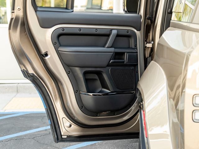 2025 Land Rover Defender 110 V8