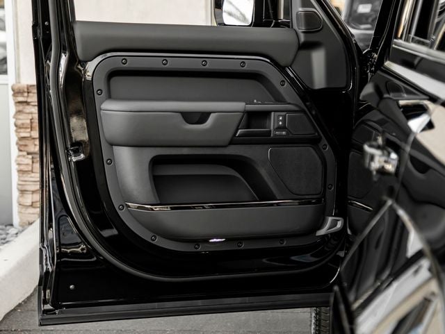 2026 Land Rover Defender 110 OCTA Black