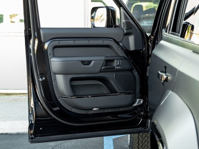 2026 Land Rover Defender 110 OCTA Black Edition OCTA