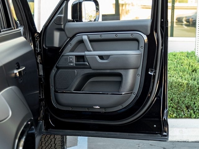 2026 Land Rover Defender 110 OCTA Black Edition OCTA