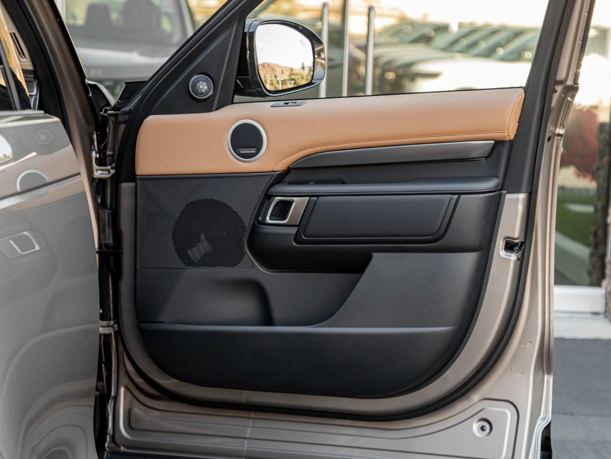 2025 Land Rover Discovery Metropolitan Edition