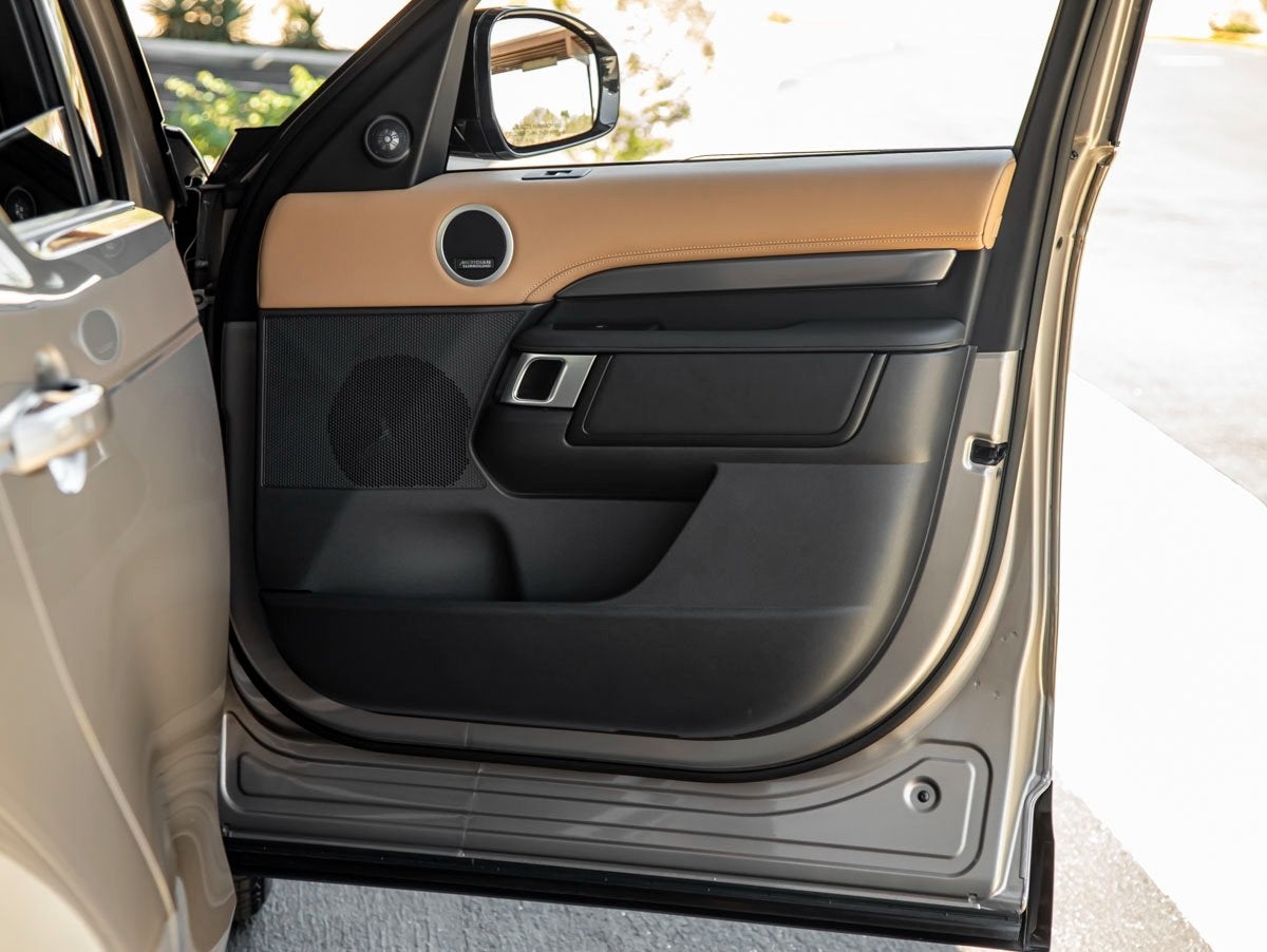 2025 Land Rover Discovery Metropolitan Edition