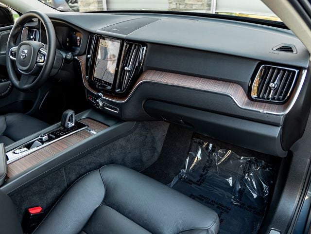 2024 Volvo XC60 Recharge Plug-In Hybrid T8 Plus Dark Theme