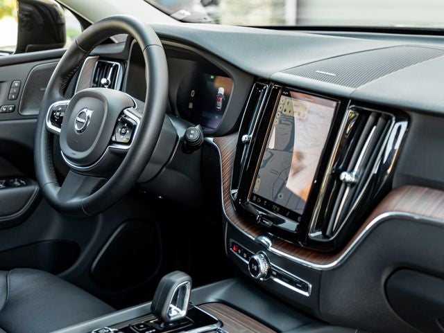 2024 Volvo XC60 Recharge Plug-In Hybrid T8 Plus Dark Theme