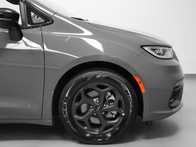 2023 Chrysler Pacifica Hybrid Limited S Appearance