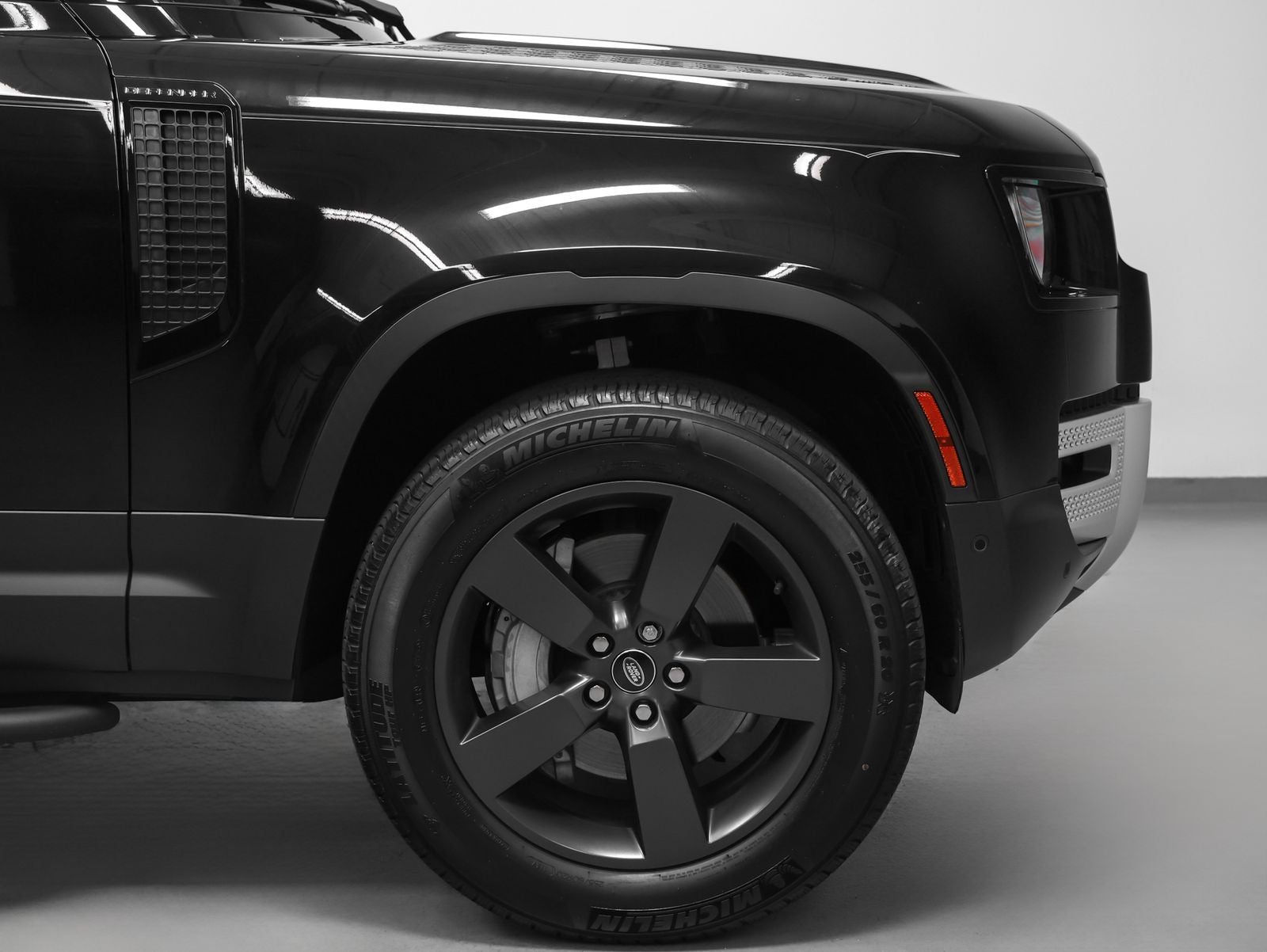 2023 Land Rover Defender 90 SE