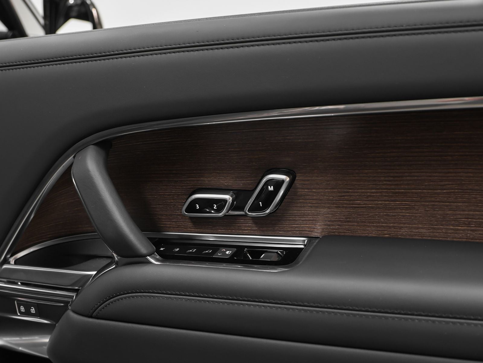 2025 Land Rover Range Rover SE LWB