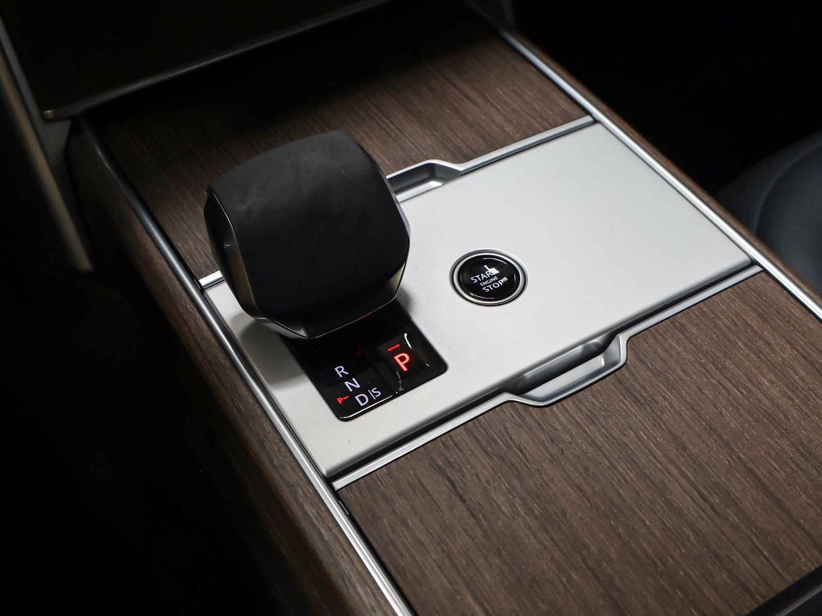 2025 Land Rover Range Rover SE LWB