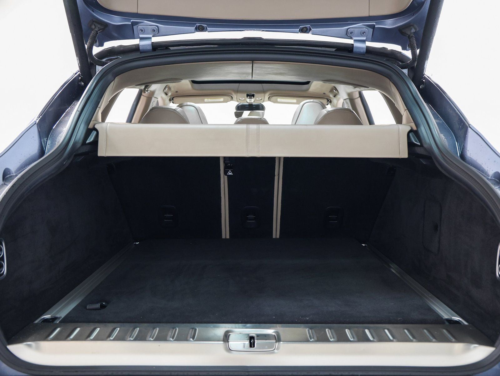 2021 Aston Martin DBX Base