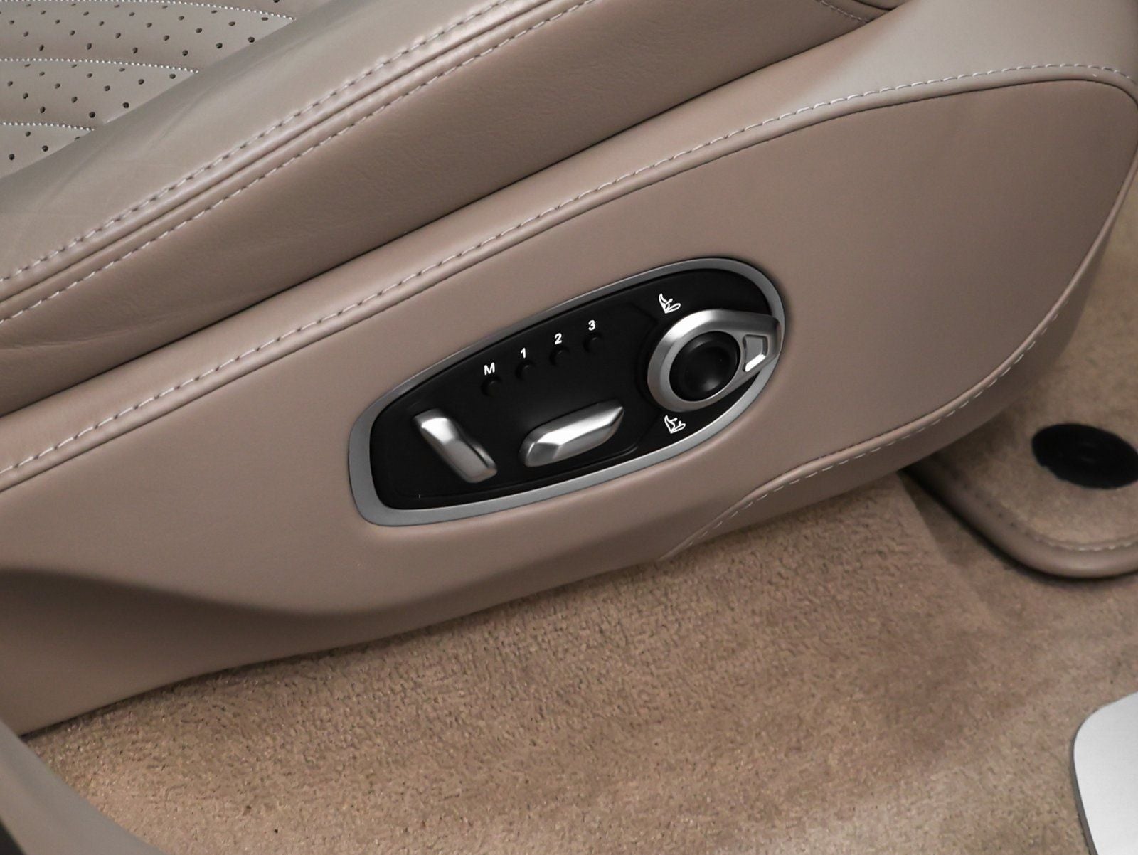 2021 Aston Martin DBX Base