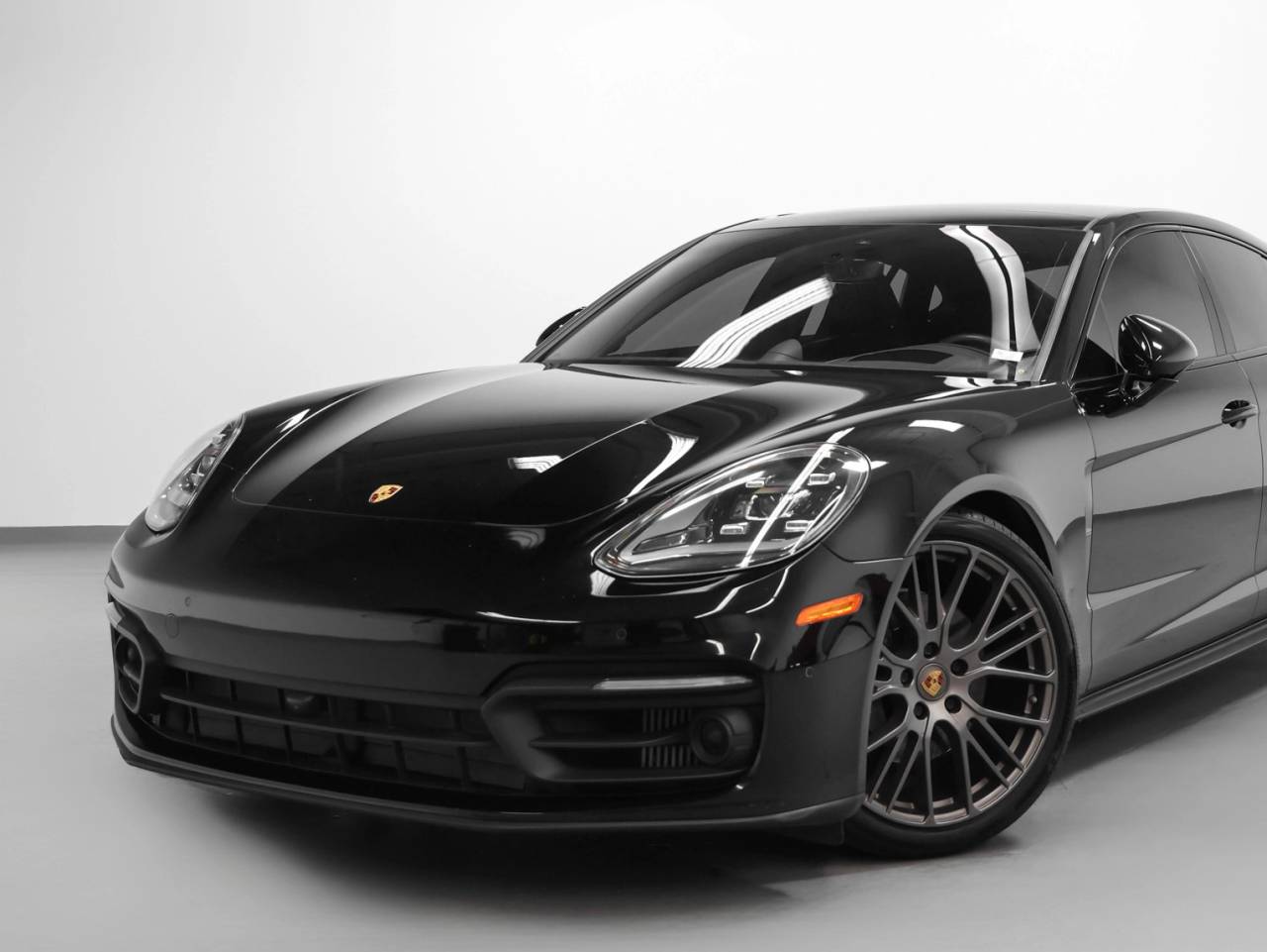 2023 Porsche Panamera 4 Platinum Edition