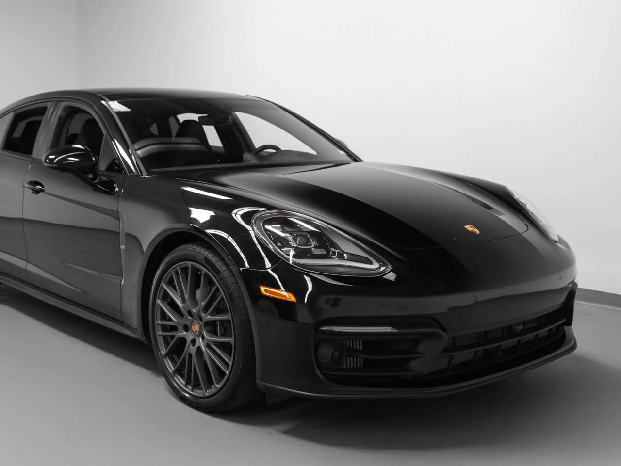 2023 Porsche Panamera 4 Platinum Edition