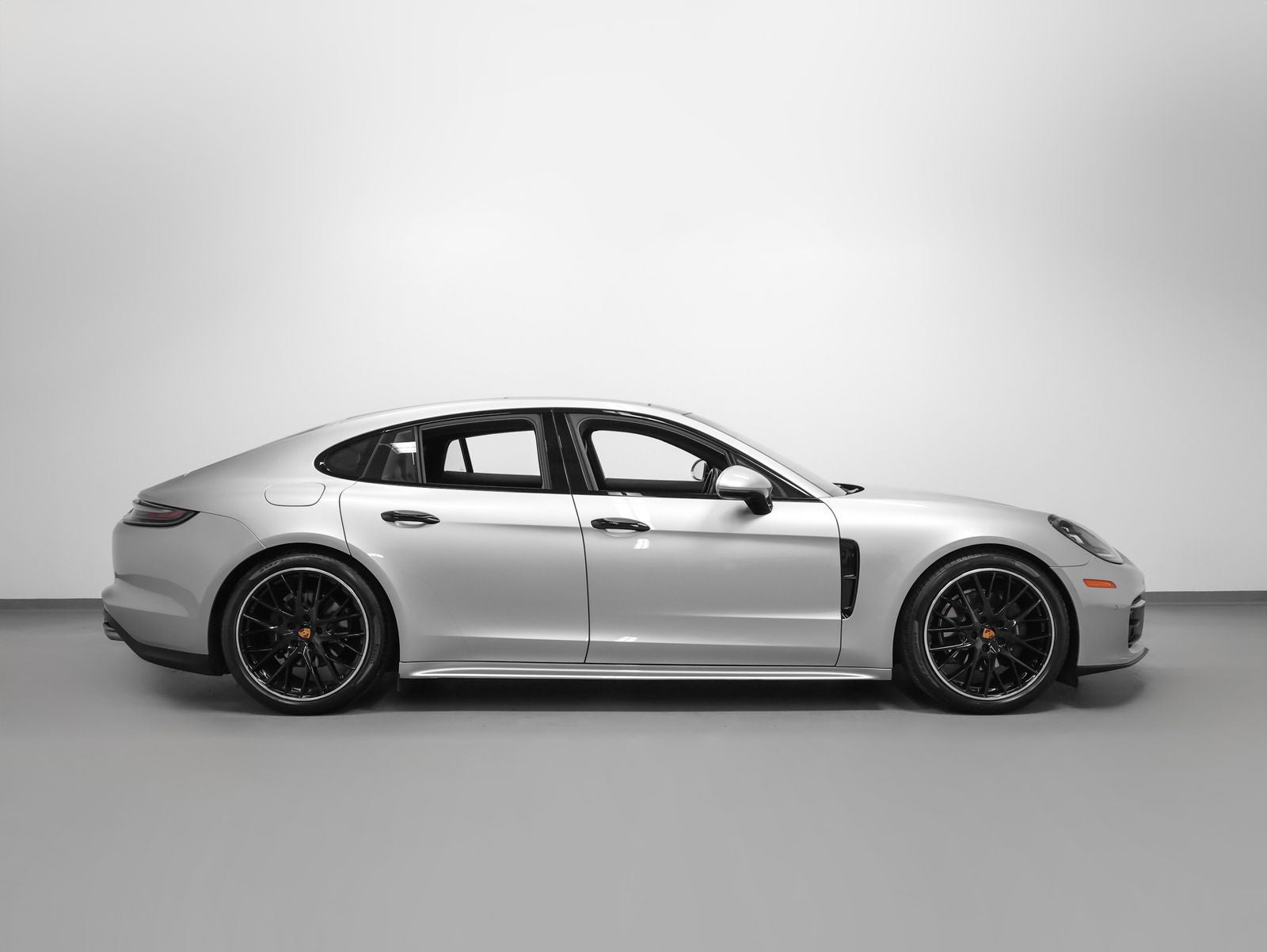 2023 Porsche Panamera 4 Platinum Edition